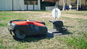 Автоматическая газонокосилка: робот для стрижки травы