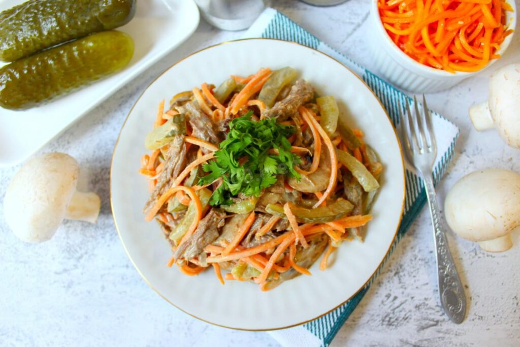 Салат с говядиной и корейской морковью «Обжорка»