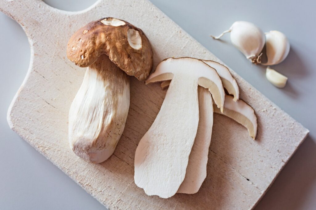 В чем особенности чистки белых грибов